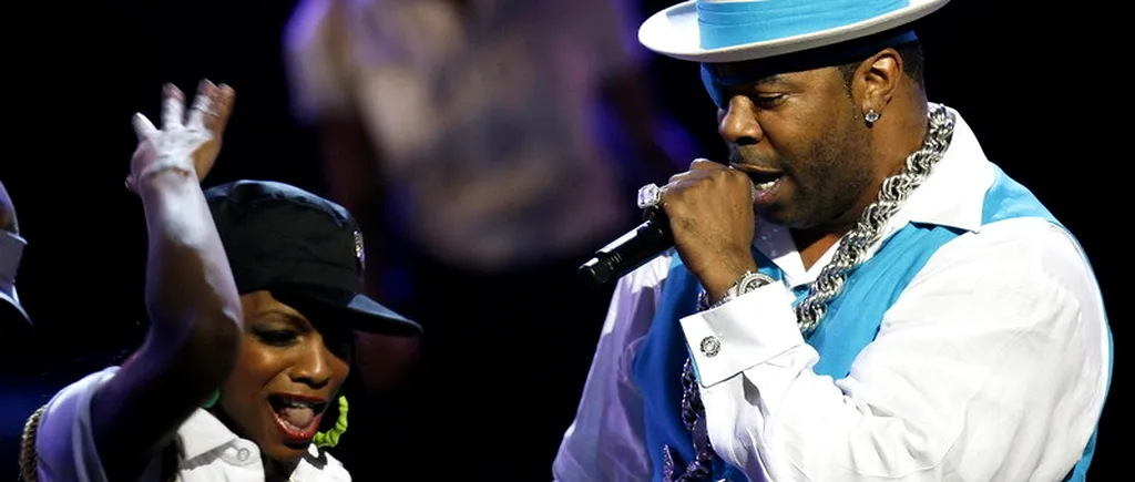 Rapperul Busta Rhymes a căzut de pe scenă în timpul unui concert și s-a rănit la cap