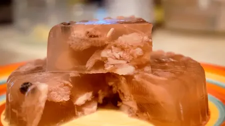 Condimentul care COMPROMITE gustul piftiei de porc. Ce greșeli trebuie să eviți