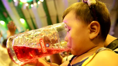 Copil de 9 ani  în COMĂ ALCOOLICĂ pe un câmp din Botoșani. Mama, în stare de ebrietate: Băiatul a gustat PUȚINĂ BERE