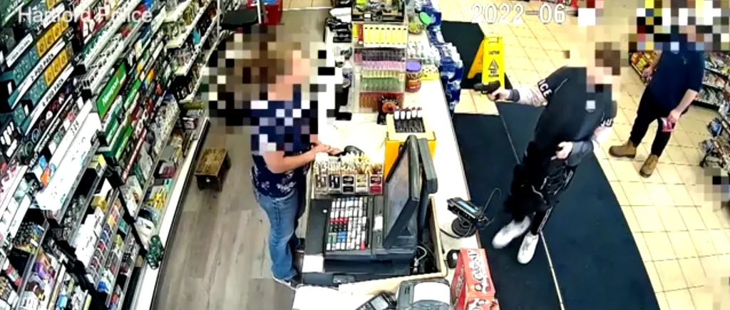 Un băiat de 12 ani a fost surprins de camerele de supraveghere în timp ce jefuia o benzinărie din Michigan. Copilul a tras cu arma faţa angajatei