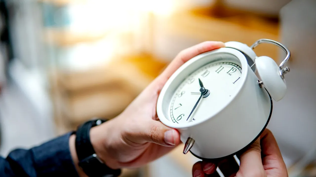 România a trecut la ora de iarnă. Ce putem face pentru a ne adapta mai ușor