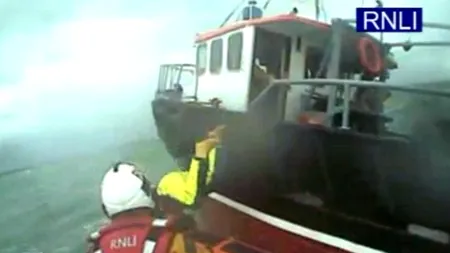 FOTO+VIDEO. Operațiune de salvare spectaculoasă a unor pescari naufragiați