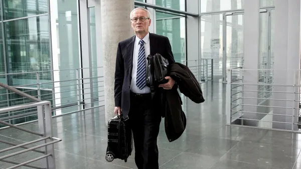 Scandal de proporții la Berlin. Fostul șef al serviciului german de informații externe, August Hanning, a fost arestat pentru spionaj și trădare de țară. Cum a profitat de funcția sa oficială