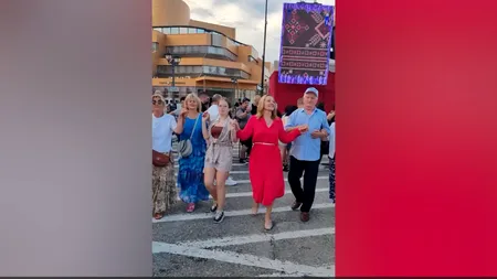 Elena Lasconi, în pași de horă la zilele orașului Câmpulung Muscel. Primărița întreține atmosfera printre locuitori