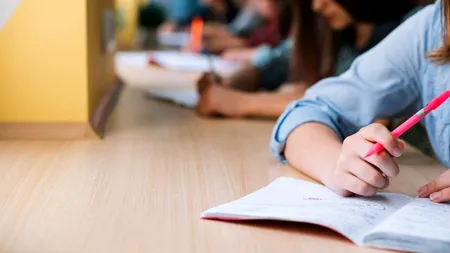 Școala începe luni, 8 ianuarie, cu modulul 3 de cursuri. Când începe VACANȚA de schi, diferită în fiecare județ