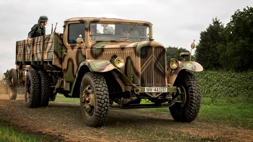 Modul genial în care o marcă auto, populară și astăzi, a sabotat producția nazistă de camioane în al Doilea Război Mondial