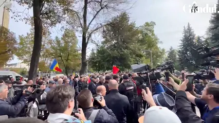 Imagini din Republica Moldova. Altercații după rezultatul alegerilor parlamentare: Un bărbat, imobilizat de carabinieri