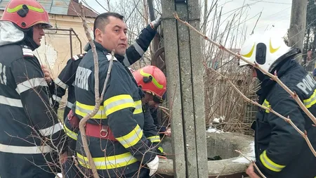 VIDEO | Operațiune spectaculoasă pentru salvarea unui bărbat căzut într-o fântână, în Dolj