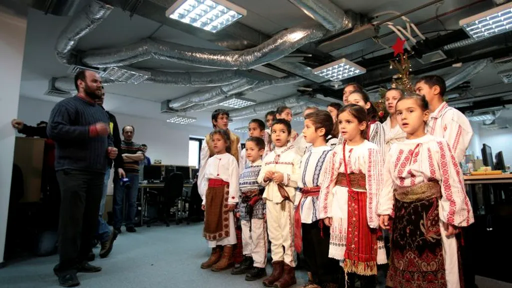 În seara de Ajun, copiii din Valea Screzii vă colindă și vă urează Sărbători fericite! VIDEO