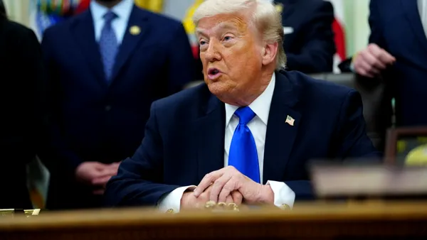 Trump promite câte 5.000 de dolari votanților din SUA dacă republicanii câștigă Congresul la alegerile „midterm”. Condiția pentru folosirea banilor