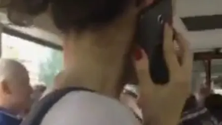 SCENE IREALE într-un autobuz din Cluj: când a văzut ce face ACEASTĂ TÂNĂRĂ, bărbatul a EXPLODAT pur și simplu