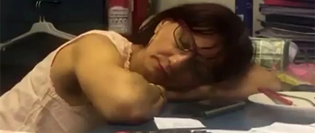 VIDEO | Șefă de la teatrul din Târgu Jiu, filmată în timp ce dormea cu capul pe birou. Ce salariu avea