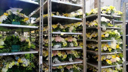 Catafalcul Sf. Parascheva din Iași este decorat de 16 ani cu mii de flori aduse de o familie din București