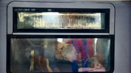 Incident grav într-un tren CFR: Un geam spart s-a prăbușit peste călători