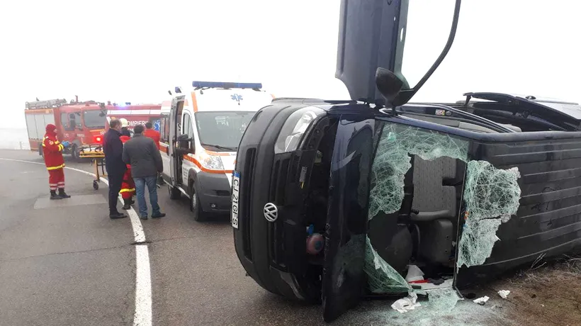 Cinci persoane rănite într-un accident în Alba, după ce microbuzul în care se aflau s-a răsturnat