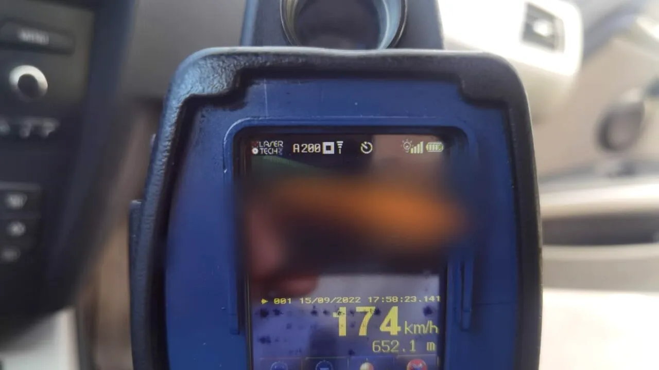 Un șofer de taxi care circula cu 174 kilometri la oră pe DN1, depistat pozitiv pentru cocaină