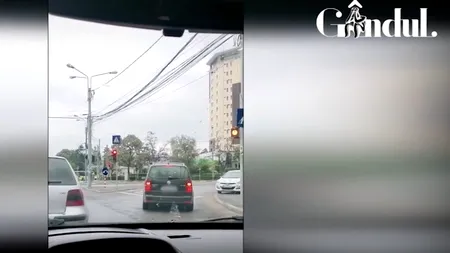 Carnet luat pe pile? Un șofer dă dovadă că habar nu are de regulile de circulație: Așteaptă la semafor, deși... - VIDEO