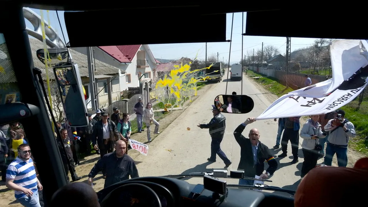 Protestatarii care au aruncat cu ouă în autocarul ziariștilor la Pungești, căutați de polițiști