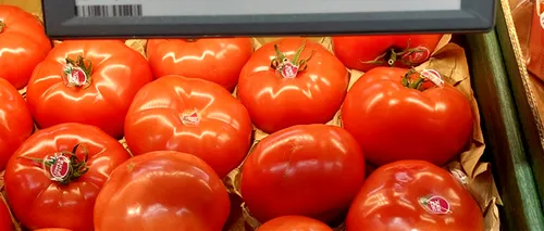 O femeie din Cluj-Napoca a cumpărat 1 kg de roșii țărănești din supermarket. Ajunsă acasă, a înlemnit: Ce a găsit în interiorul roșiilor