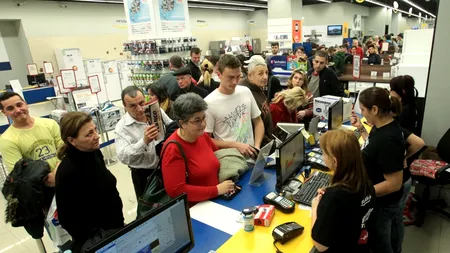 BLACK FRIDAY 2014. Zeci de persoane la coadă la electronice de la ora 6.00, pentru reducerile de Black Friday, la Cluj