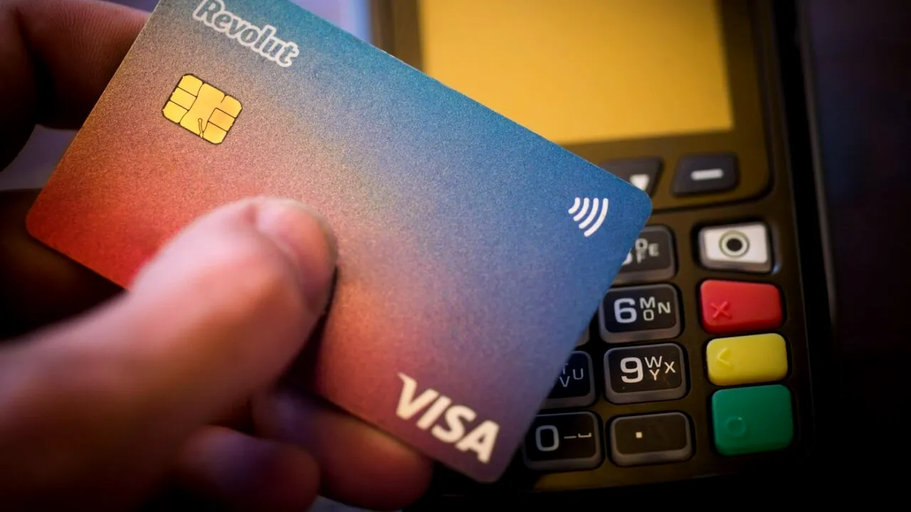 Anunț important pentru toți românii care au conturi bancare la REVOLUT. Salariile pot intra direct în aceste conturi. Ce trebuie să facă clienții