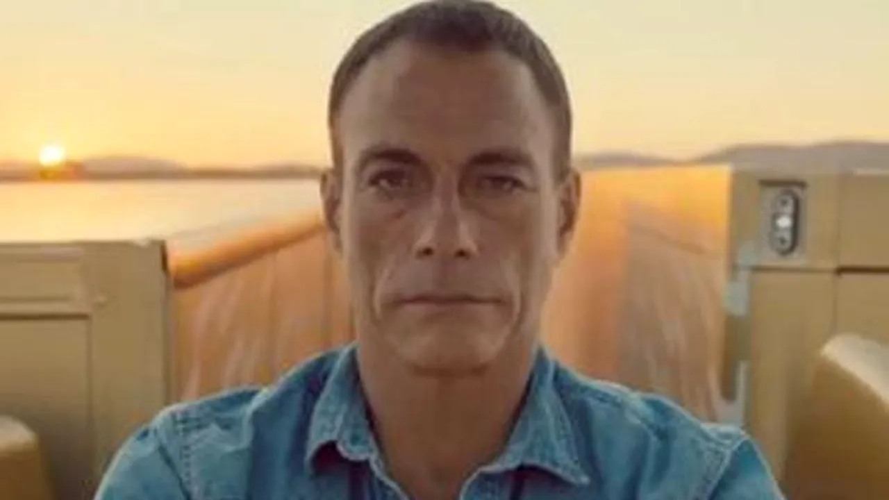 VIDEO. Jean Claude van Damme  face șpagatul perfect