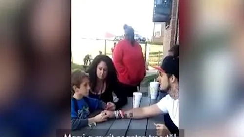 Un bărbat a filmat momentul în care-i spune fiului că mama sa a murit din cauza drogurilor, trăgând un semnal de alarmă. VIDEO