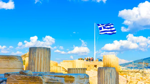 O greșeală banală îi poate obliga pe turiști să meargă desculți în Grecia. Unde și despre ce este vorba
