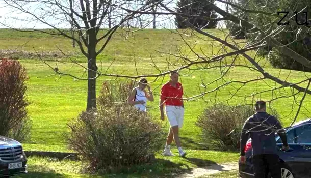 <span style='background-color: #2c4082; color: #fff; ' class='highlight text-uppercase'>VIDEO</span> Președintele Klaus Iohannis, surprins pe terenul de golf, la Pianul de Jos, într-o zi de muncă