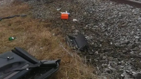A scăpat cu viață după ce a forțat trecerea căii ferate și a fost lovit de tren