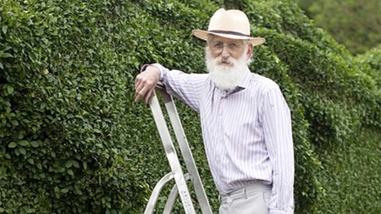 Acest bătrân a avut o idee și multă răbdare. Vecinii au rămas muți de uimire când i-au văzut „gardul
