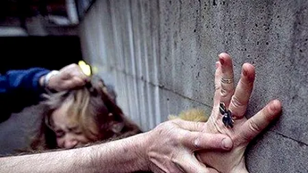 O adolescentă din Vaslui a fost salvată în ultima clipă de la un viol în grup