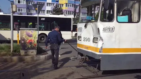 ACCIDENT STB. Două tramvaie s-au ciocnit în zona Eroii Revoluției din Capitală. Unul dintre vagoane este nou achiziționat de Primăria București