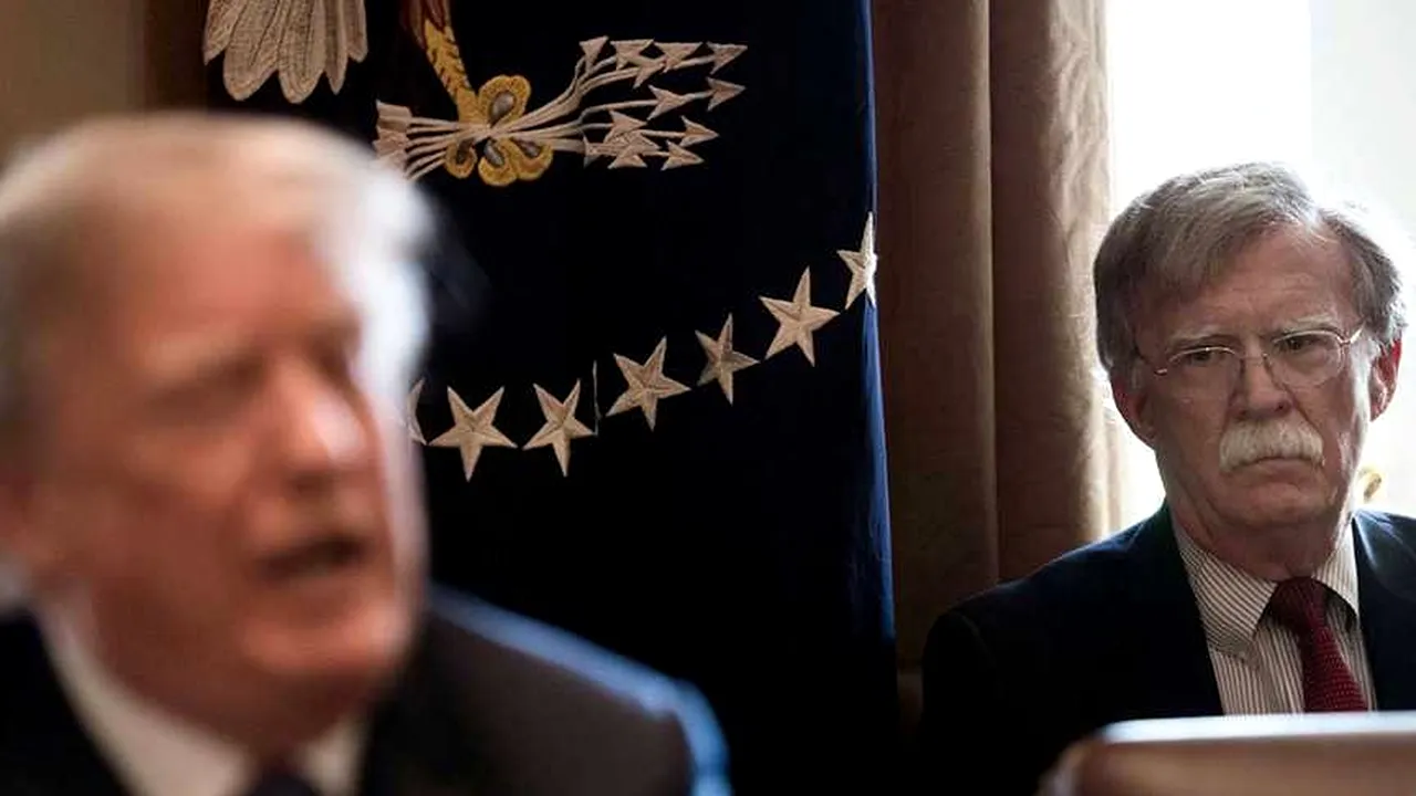 Trump și Bolton, Gogomanul și Ticălosul, pot da foc lumii