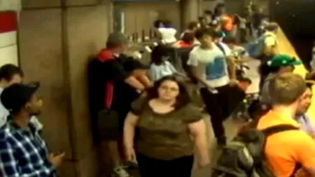 O femeie și copilul său, la un pas să fie spulberați de metrou. VIDEO