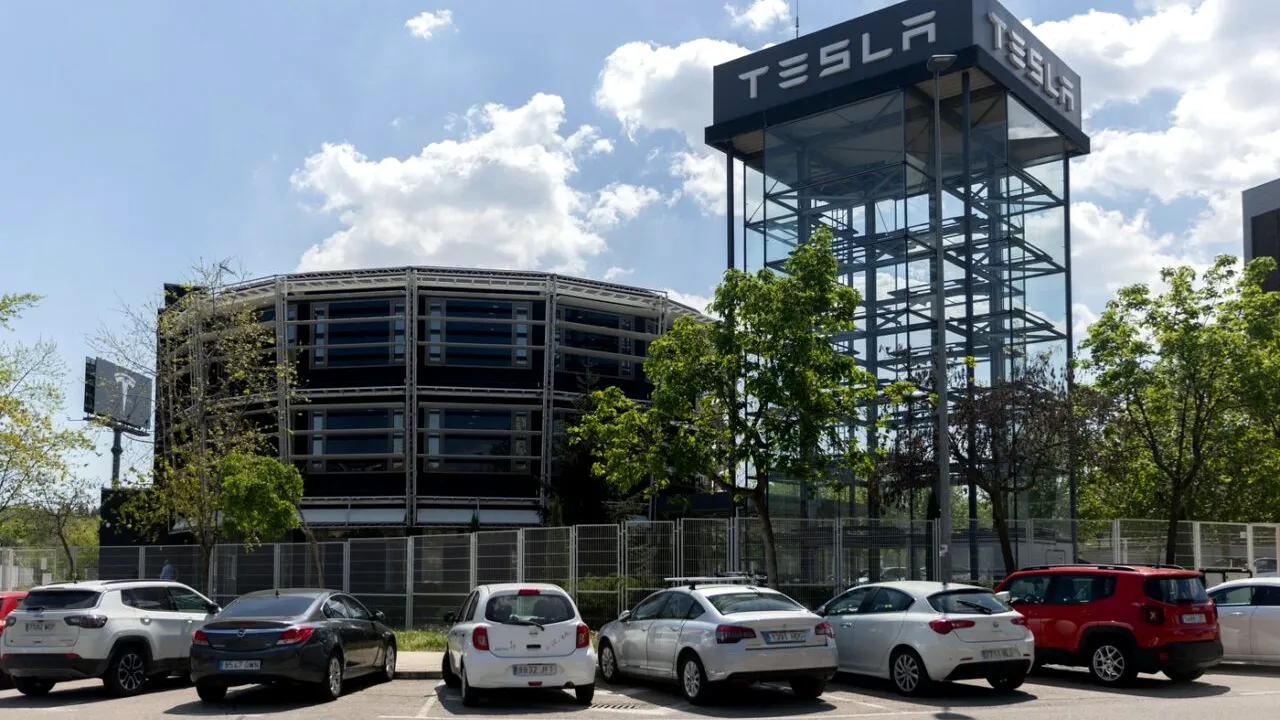 The Wall Street Journal: Mai mulți membri ai conducerii companiei TESLA au demisionat, iar numărul angajaților va fi redus