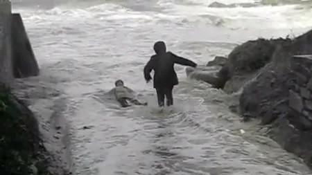 Doi bătrâni, salvați după ce fuseseră luați de un val uriaș, pe o plajă din Franța