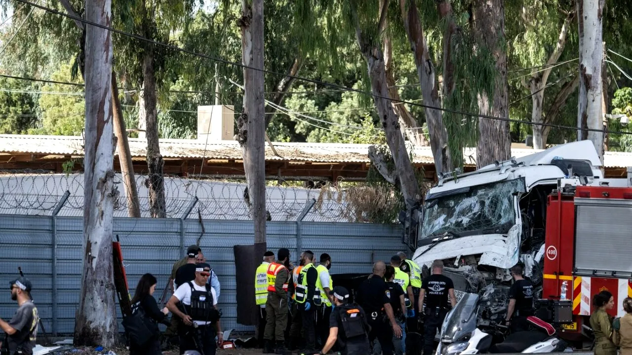 ATAC în Israel. Zeci de răniți după ce un camion a intrat într-o stație de autobuz: „Civili de la fața locului l-au împușcat pe șofer”