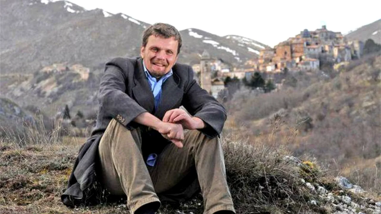 GALERIE FOTO. Acest bărbat a ajuns accidental într-un sat abandonat. Ce a hotărât să facă cu 4,5 milioane de euro