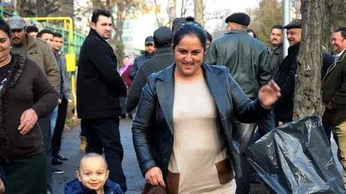 Zeci de romi au blocat circulația în fața Maternității „Bega, din Timișoara. „Noi suntem o familie regală