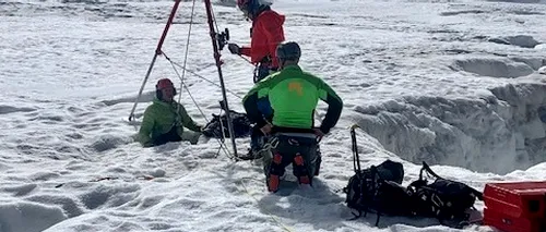 O femeie a supraviețuit pe un munte cu zăpadă, două zile şi două nopţi, doar în pantaloni scurți (FOTO)
