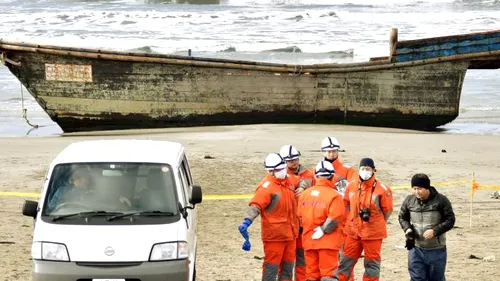 Descoperire macabră pe o plajă din Japonia. Ce au găsit anchetatorii în barca de lemn care venea din Coreea de Nord