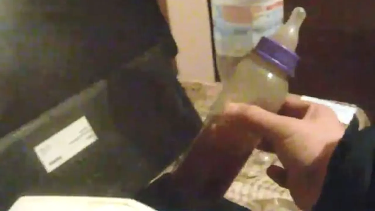 Fetiță de un an și jumătate, abandonată pe stradă cu un biberon plin de votcă - FOTO