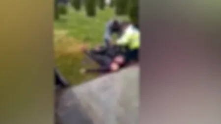 Imagini șocante cu criminalul din Argeș. Polițiștii l-au găsit întins lângă femeia înjunghiată, după ce a încercat să se sinucidă - VIDEO