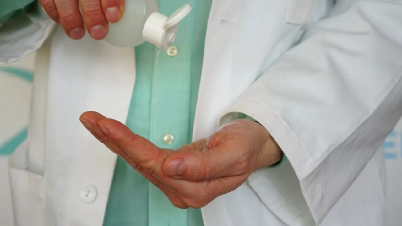 Sute de litri de dezinfectanți pentru mâini și suprafețe au fost retrași din spitale