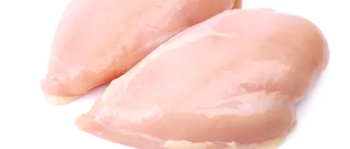 Puiul ieftin vândut în Europa, un pericol pentru consumatori. Un raport arată prezența unor superbacterii rezistente la antibiotice în acest tip de carne