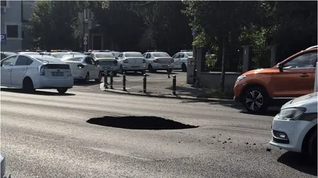 A apărut un crater pe Bulevardul Eroilor din București. Carosabilul s-a surpat