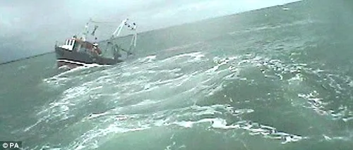 Spectaculoasa operațiune prin care un român și colegii săi pescari au fost salvați de Paza de Coastă britanică, în timp ce nava lor se scufunda
