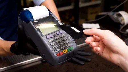 Mai mulți comercianți vor fi obligați să instaleze POS-uri pentru plata cu cardul, de la începutul anului viitor. Analist financiar: „România este campioană în Uniunea Europeană cu evaziunea la TVA”