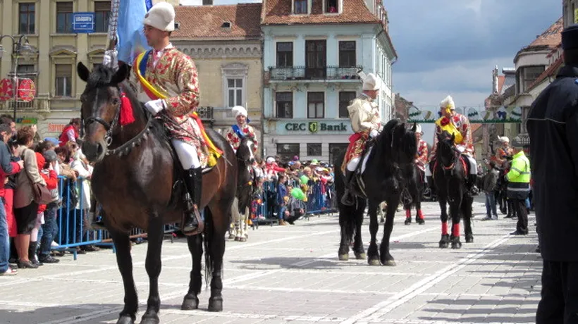 Trei persoane, între care o fetiță de șase ani, loviți de cai în timpul Paradei Junilor de la Brașov